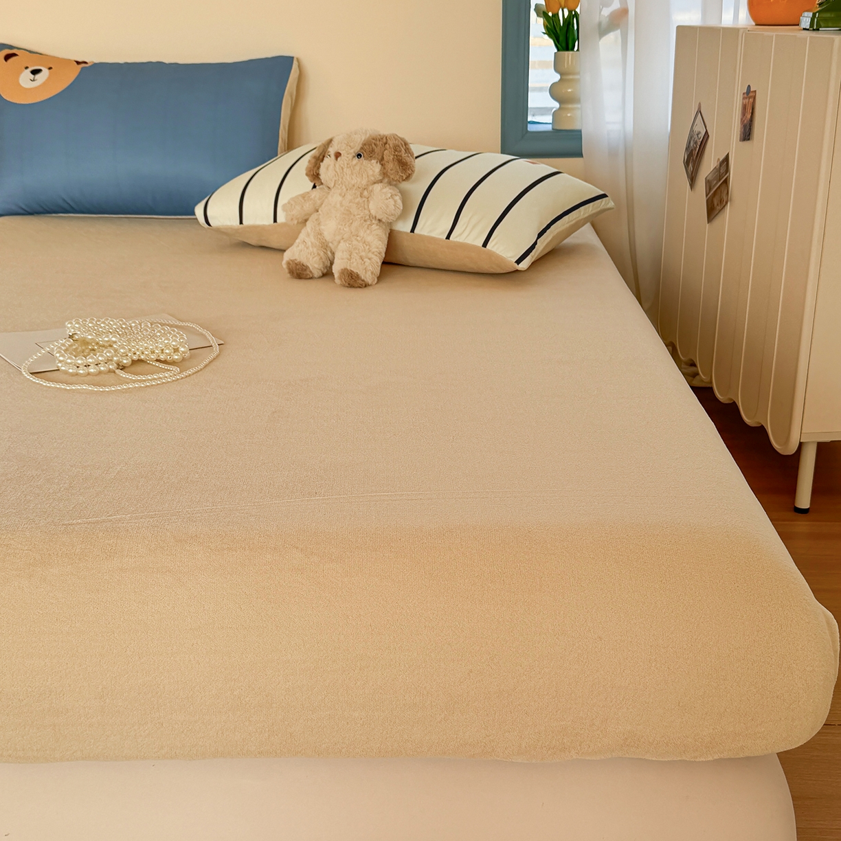 91家纺网 家纺一手货源 找家纺 十一家居 2025新款A类原创设计大版印花恒温保暖牛奶绒床笠套件 安睡小熊