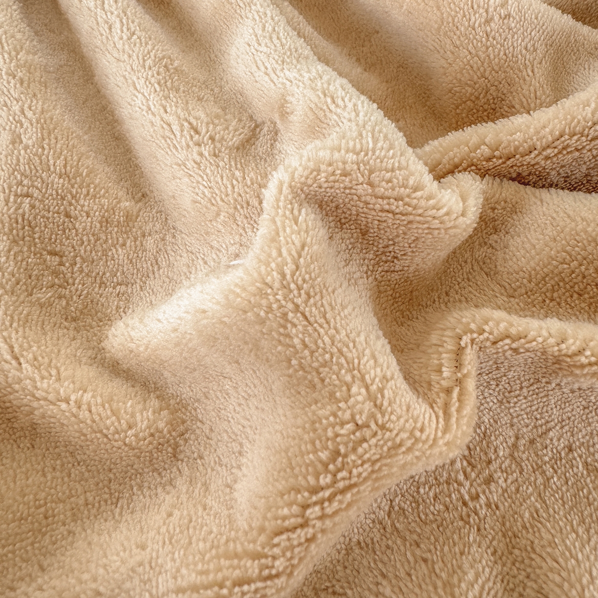 91家纺网 家纺一手货源 找家纺 十一家居 2025新款A类原创设计大版印花恒温保暖牛奶绒床笠套件 暖冬狗狗