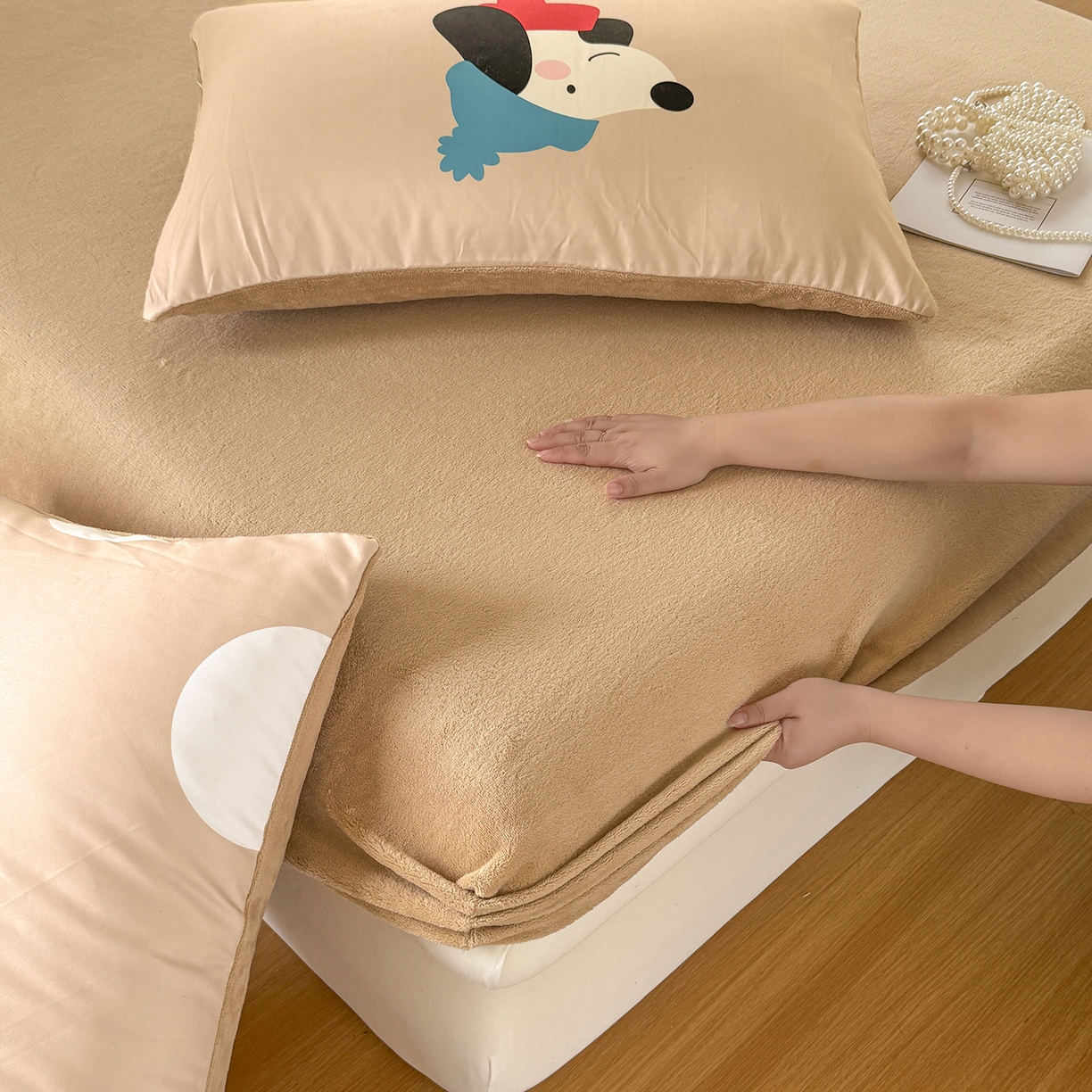 91家纺网 家纺一手货源 找家纺 十一家居 2025新款A类原创设计大版印花恒温保暖牛奶绒床笠套件 暖冬狗狗