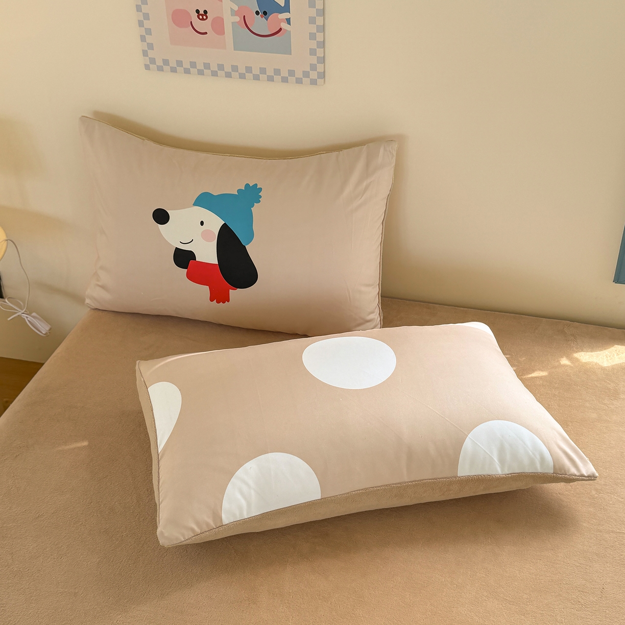 91家纺网 家纺一手货源 找家纺 十一家居 2025新款A类原创设计大版印花恒温保暖牛奶绒床笠套件 暖冬狗狗