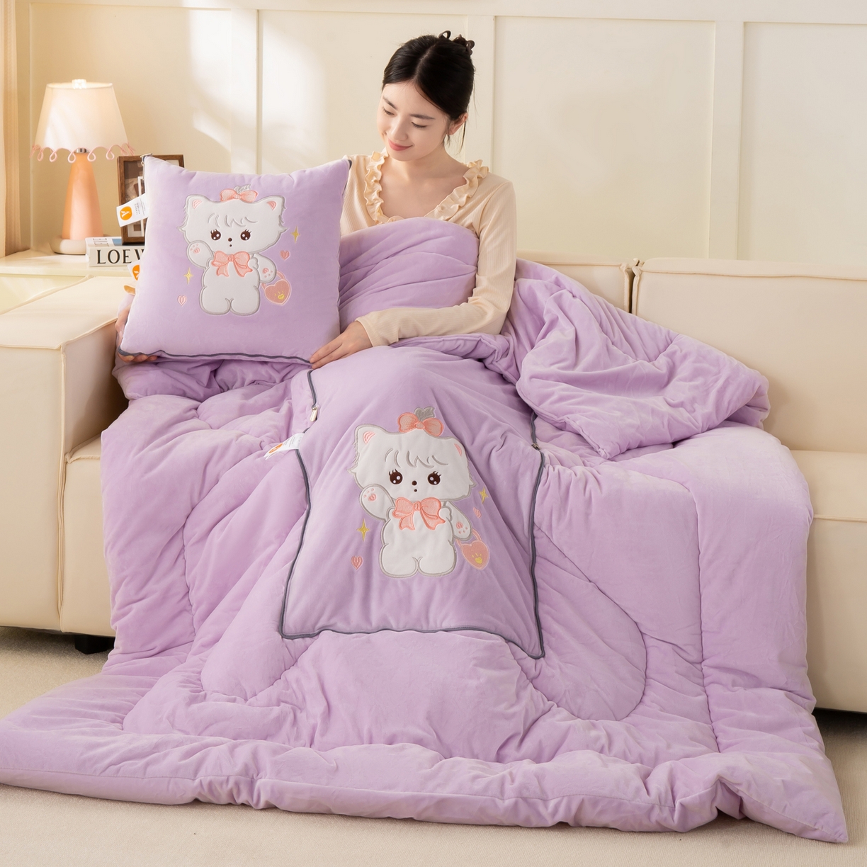 91家纺网 家纺一手货源 找家纺 多今家纺 2025新款加厚婴儿绒贴布刺绣抱枕被子-米多多系列 米多多-凤信紫