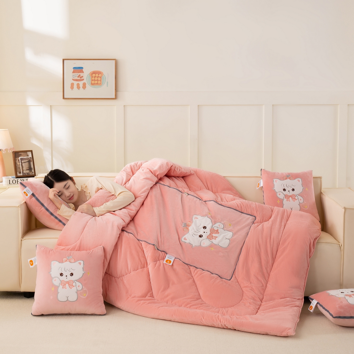 91家纺网 家纺一手货源 找家纺 多今家纺 2025新款加厚婴儿绒贴布刺绣抱枕被子-米多多系列 米多多-薄荷粉