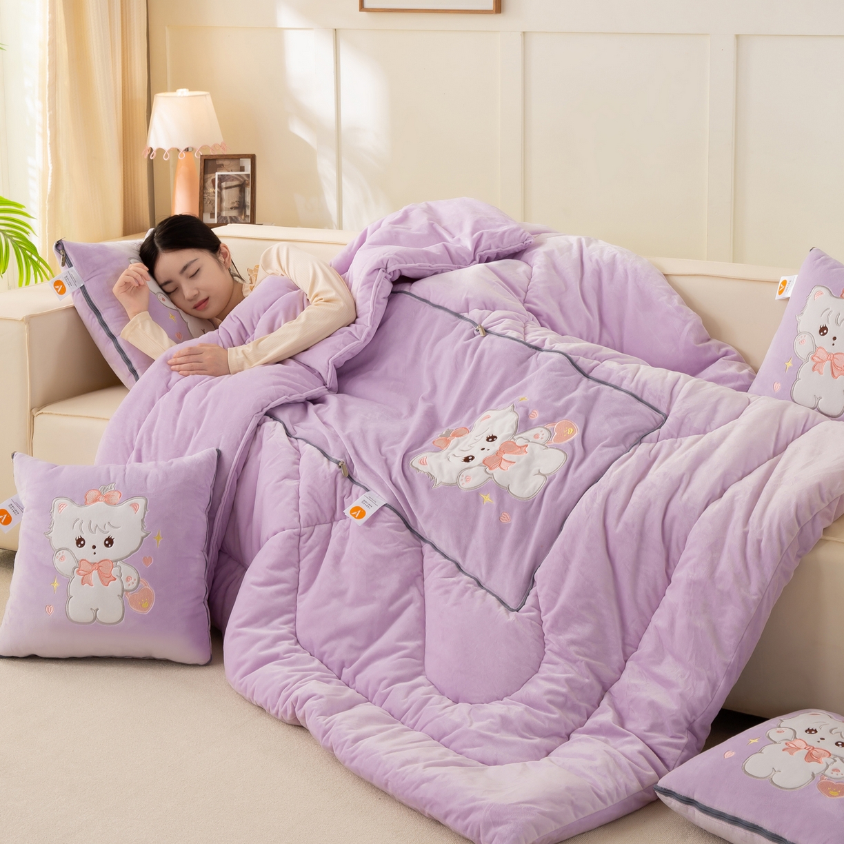 91家纺网 家纺一手货源 找家纺 多今家纺 2025新款加厚婴儿绒贴布刺绣抱枕被子-米多多系列 米多多-凤信紫