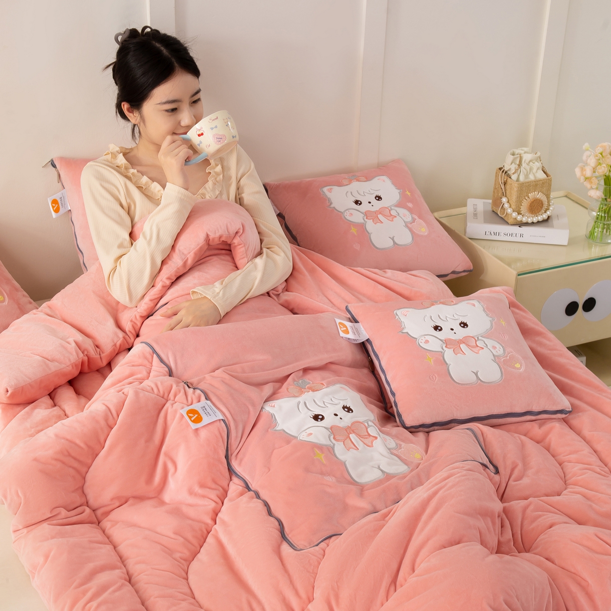 91家纺网 家纺一手货源 找家纺 多今家纺 2025新款加厚婴儿绒贴布刺绣抱枕被子-米多多系列 米多多-薄荷粉