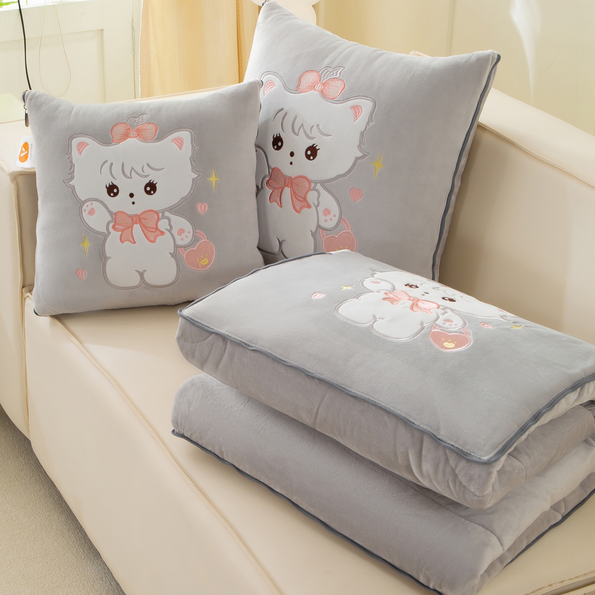 91家纺网 家纺一手货源 找家纺 （总）多今家纺 2025新款加厚婴儿绒贴布刺绣抱枕被子-米多多系列