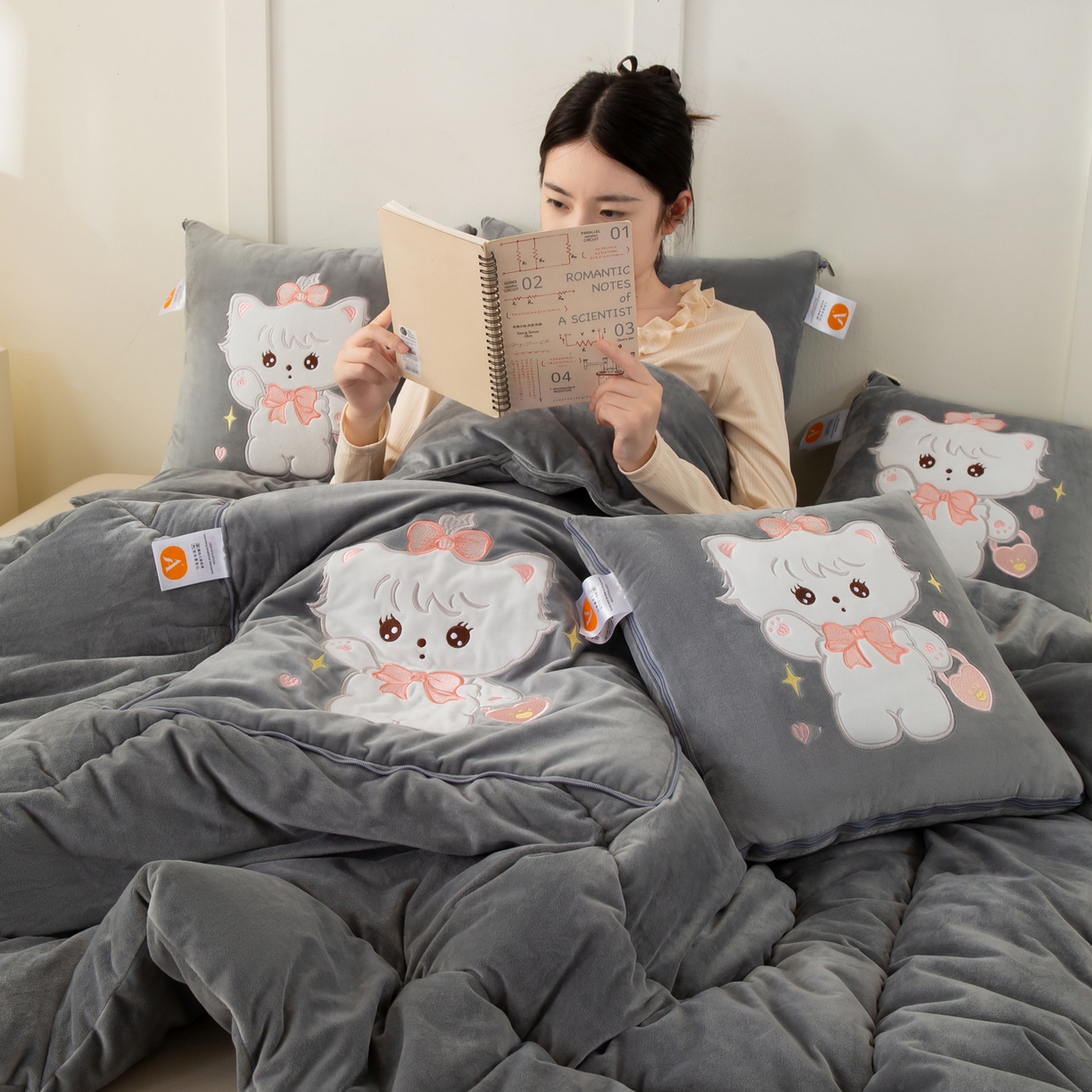 91家纺网 家纺一手货源 找家纺 多今家纺 2025新款加厚婴儿绒贴布刺绣抱枕被子-米多多系列 米多多-深灰