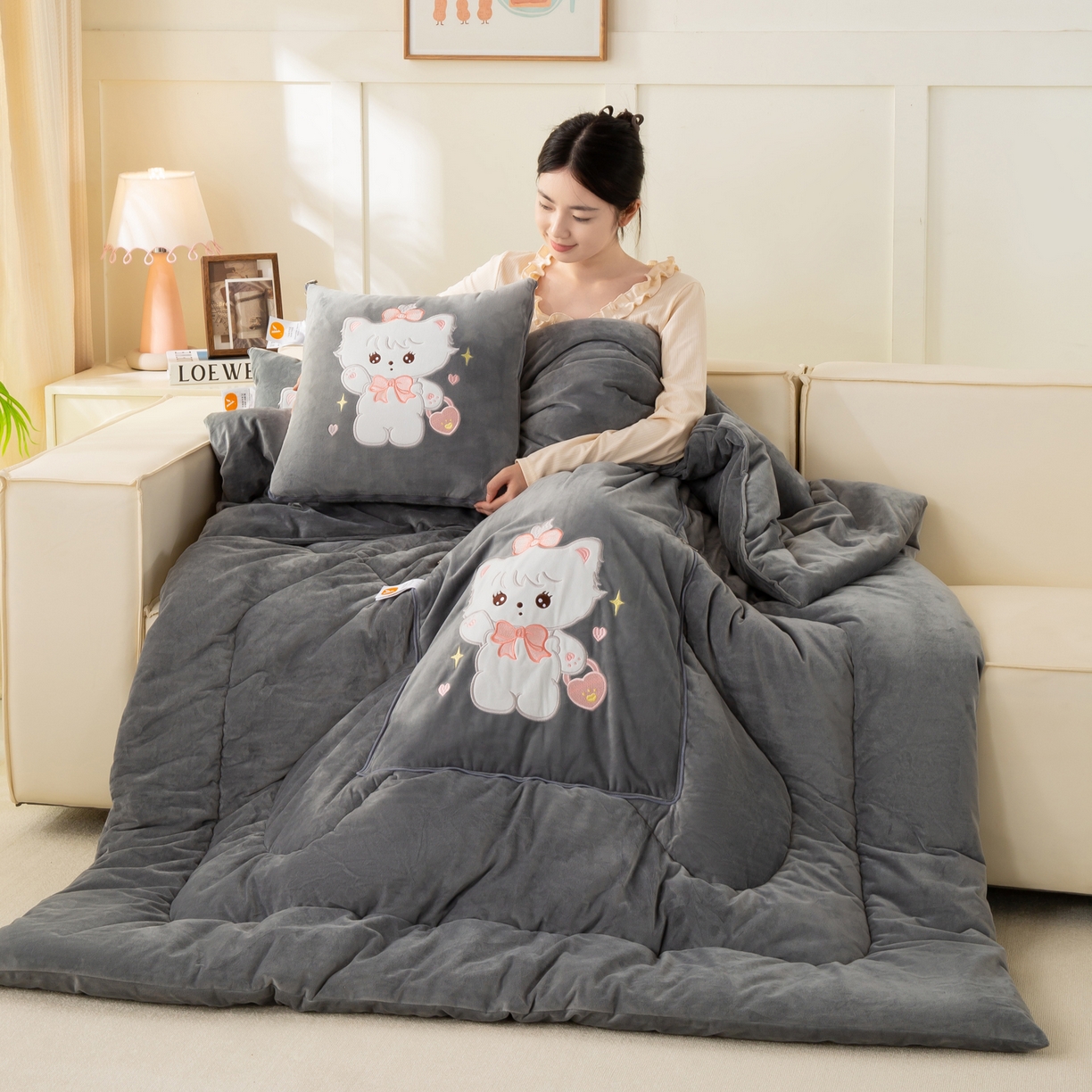 91家纺网 家纺一手货源 找家纺 多今家纺 2025新款加厚婴儿绒贴布刺绣抱枕被子-米多多系列 米多多-深灰