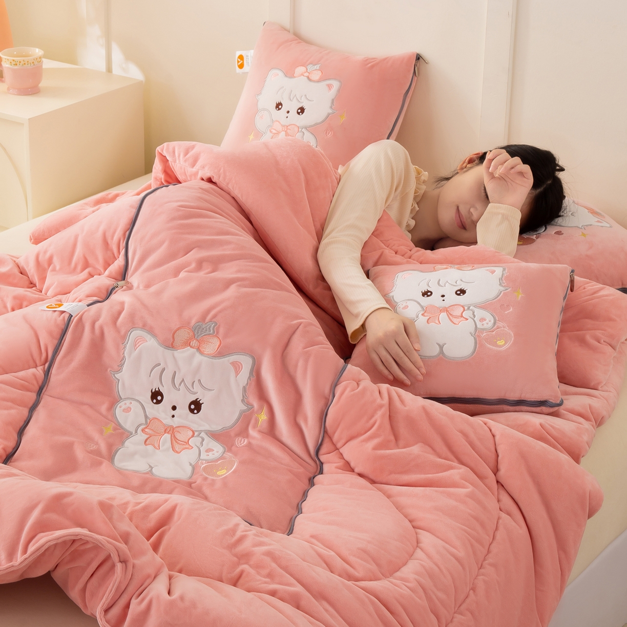 91家纺网 家纺一手货源 找家纺 （总）多今家纺 2025新款加厚婴儿绒贴布刺绣抱枕被子-米多多系列