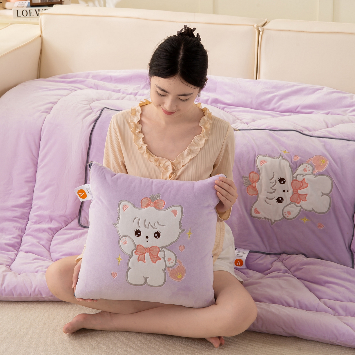 91家纺网 家纺一手货源 找家纺 多今家纺 2025新款加厚婴儿绒贴布刺绣抱枕被子-米多多系列 米多多-凤信紫