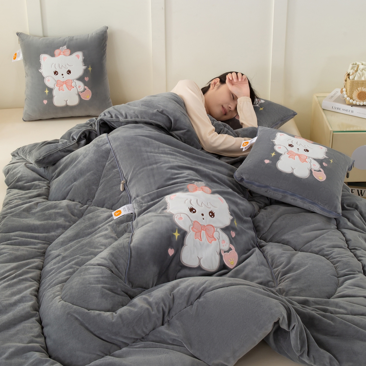 91家纺网 家纺一手货源 找家纺 多今家纺 2025新款加厚婴儿绒贴布刺绣抱枕被子-米多多系列 米多多-深灰