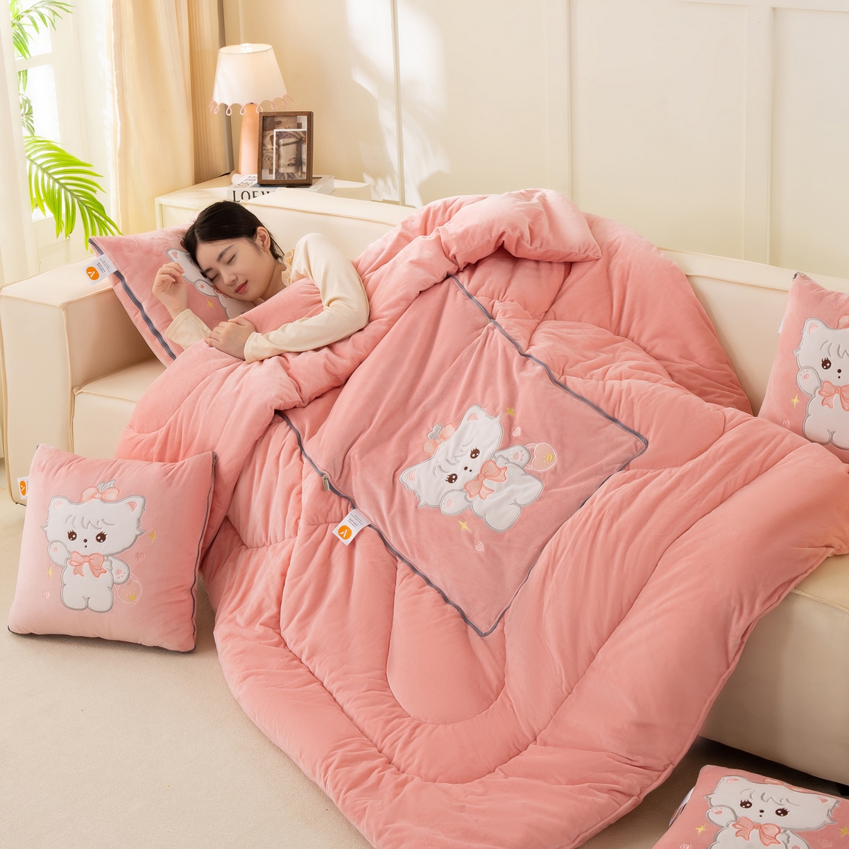 91家纺网 家纺一手货源 找家纺 （总）多今家纺 2025新款加厚婴儿绒贴布刺绣抱枕被子-米多多系列