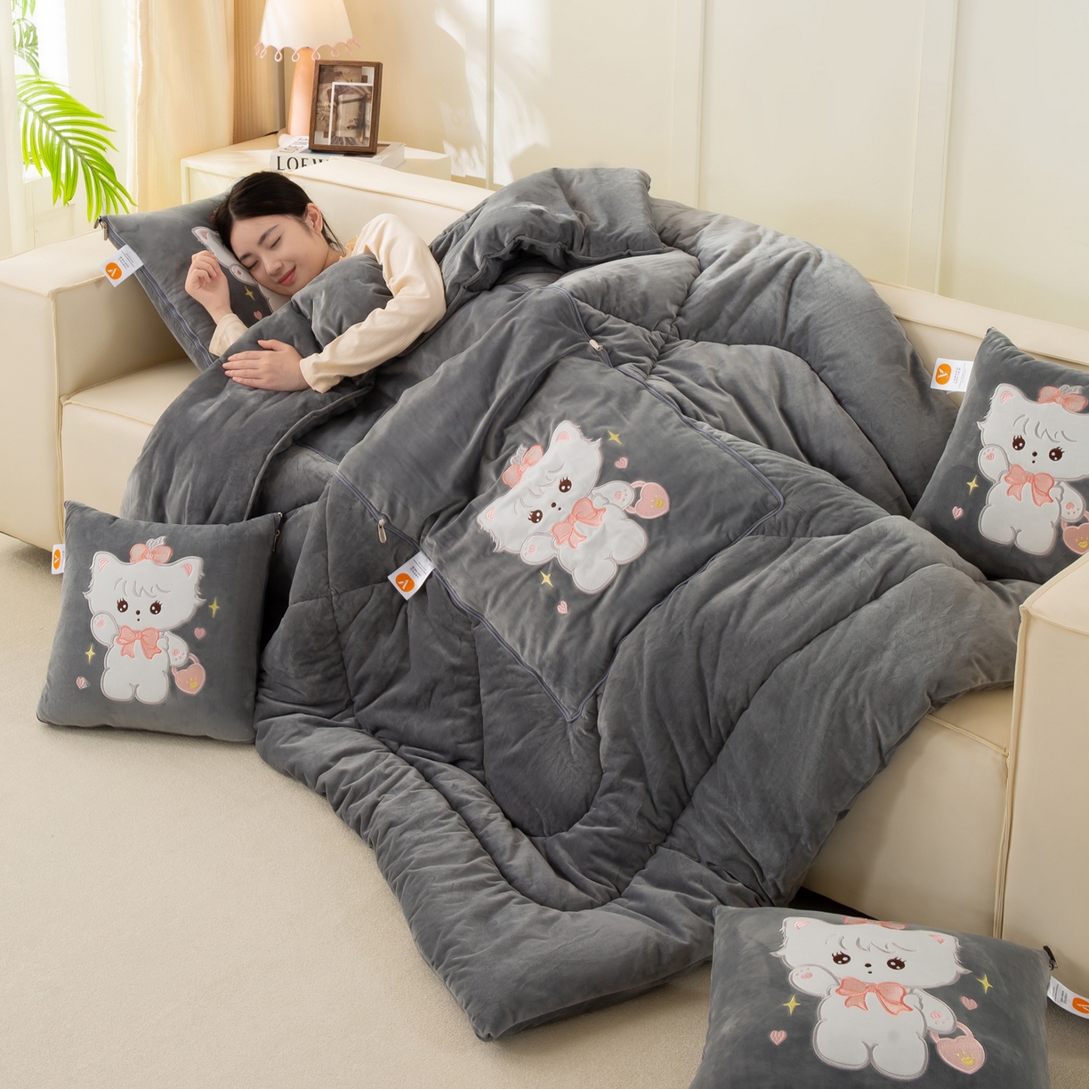 91家纺网 家纺一手货源 找家纺 多今家纺 2025新款加厚婴儿绒贴布刺绣抱枕被子-米多多系列 米多多-深灰