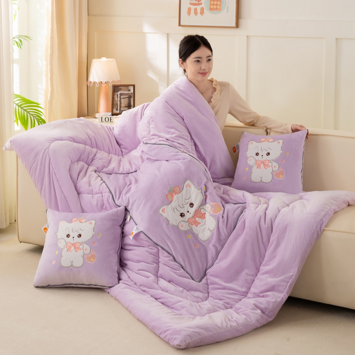 91家纺网 家纺一手货源 找家纺 多今家纺 2025新款加厚婴儿绒贴布刺绣抱枕被子-米多多系列 米多多-凤信紫