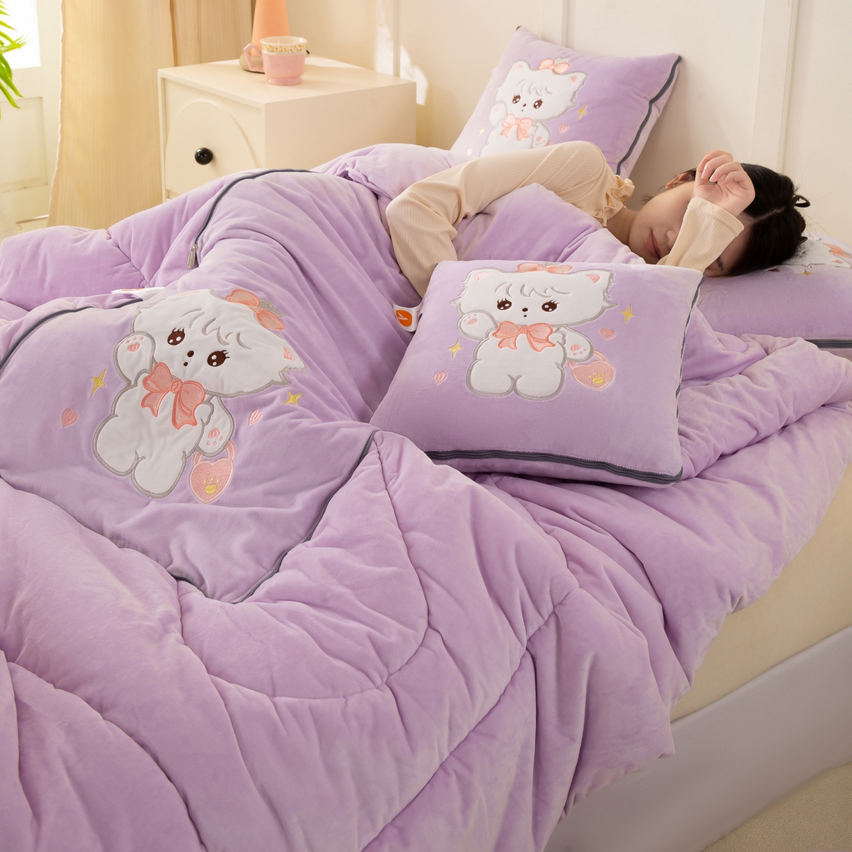 91家纺网 家纺一手货源 找家纺 多今家纺 2025新款加厚婴儿绒贴布刺绣抱枕被子-米多多系列 米多多-凤信紫