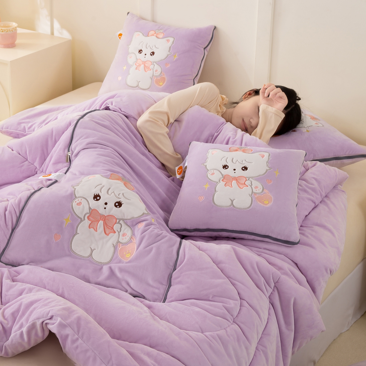 91家纺网 家纺一手货源 找家纺 多今家纺 2025新款加厚婴儿绒贴布刺绣抱枕被子-米多多系列 米多多-凤信紫