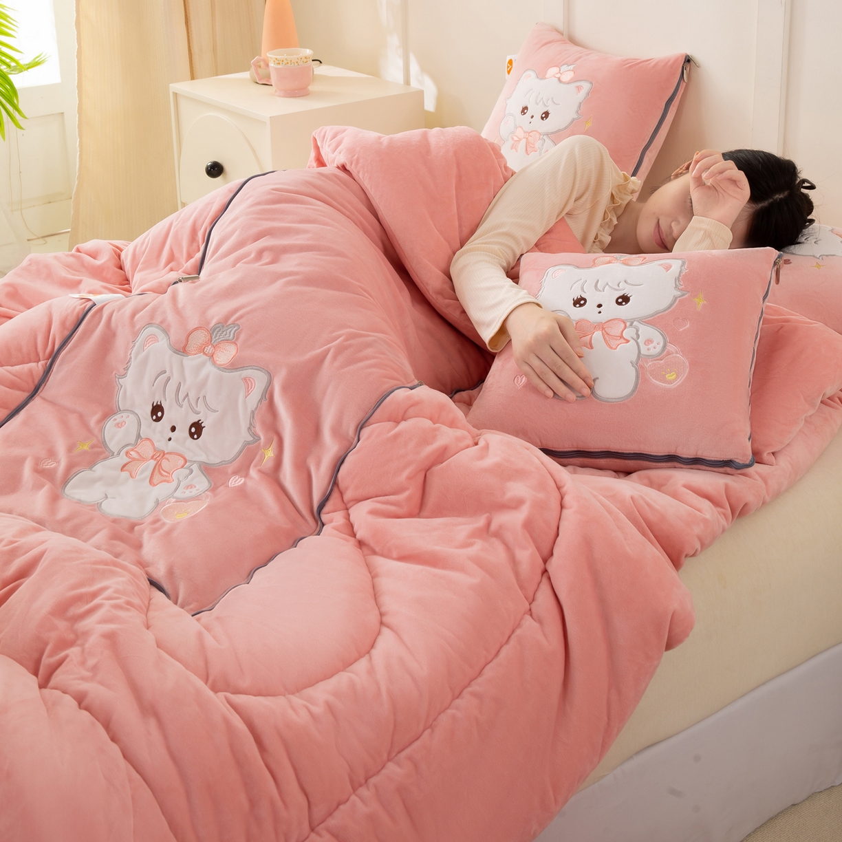 91家纺网 家纺一手货源 找家纺 （总）多今家纺 2025新款加厚婴儿绒贴布刺绣抱枕被子-米多多系列