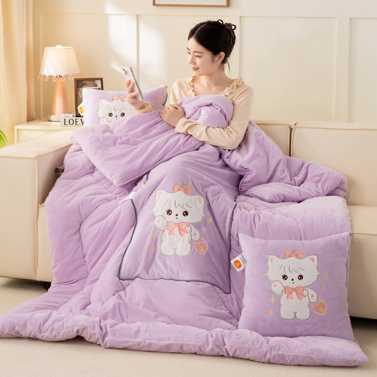 91家纺网 家纺一手货源 找家纺 多今家纺 2025新款加厚婴儿绒贴布刺绣抱枕被子-米多多系列 米多多-凤信紫