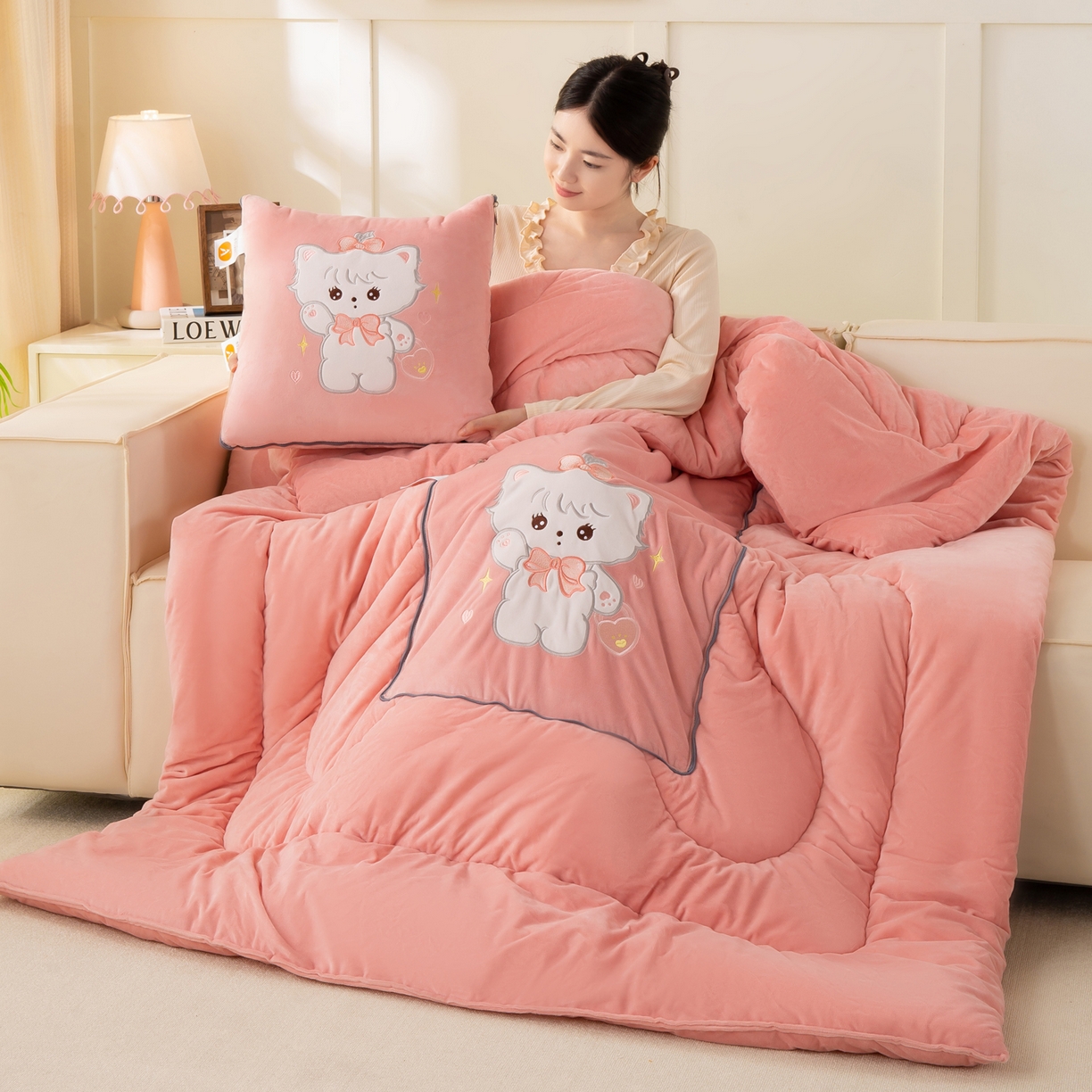 91家纺网 家纺一手货源 找家纺 多今家纺 2025新款加厚婴儿绒贴布刺绣抱枕被子-米多多系列 米多多-薄荷粉