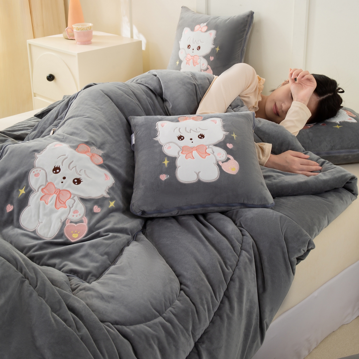 91家纺网 家纺一手货源 找家纺 多今家纺 2025新款加厚婴儿绒贴布刺绣抱枕被子-米多多系列 米多多-深灰