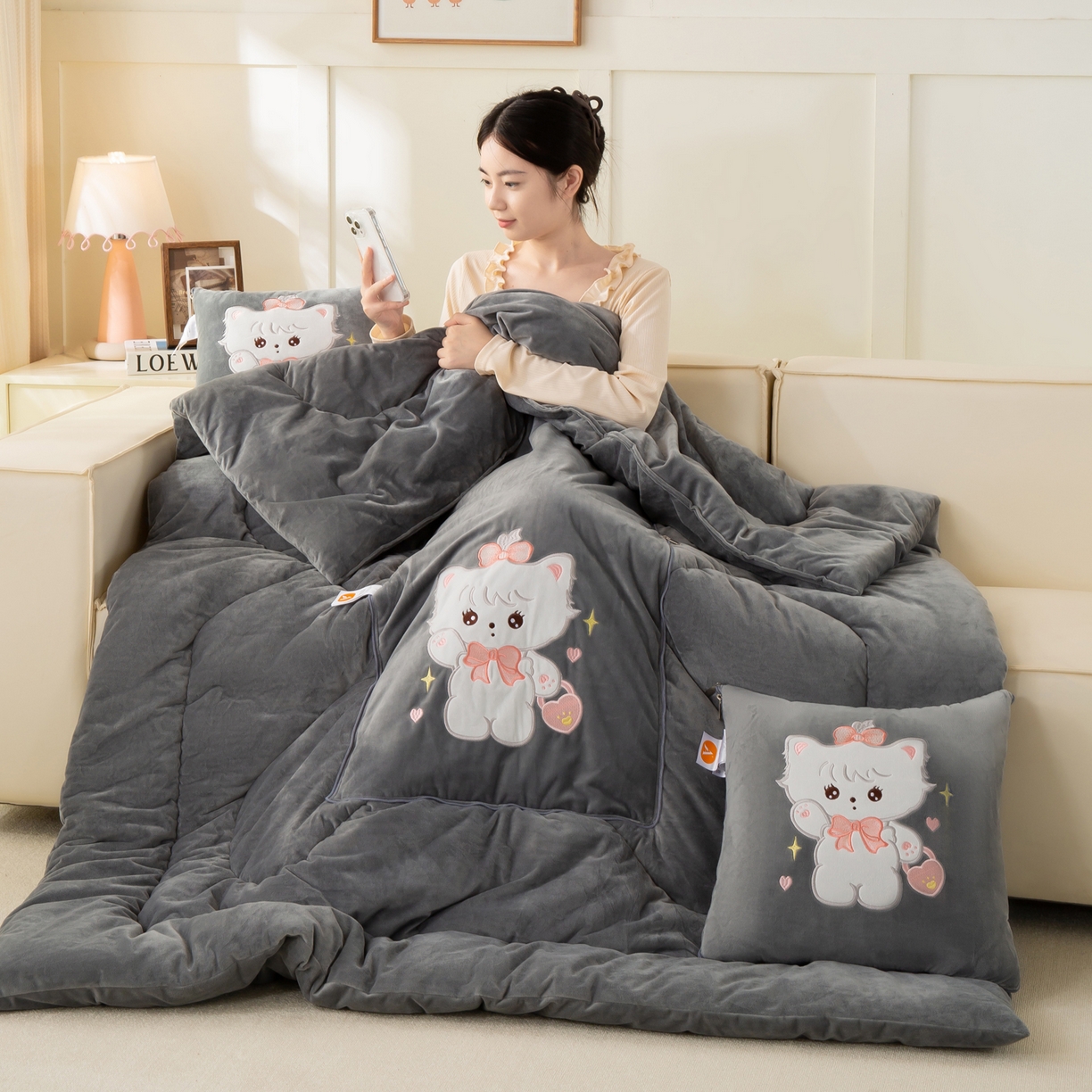 91家纺网 家纺一手货源 找家纺 多今家纺 2025新款加厚婴儿绒贴布刺绣抱枕被子-米多多系列 米多多-深灰