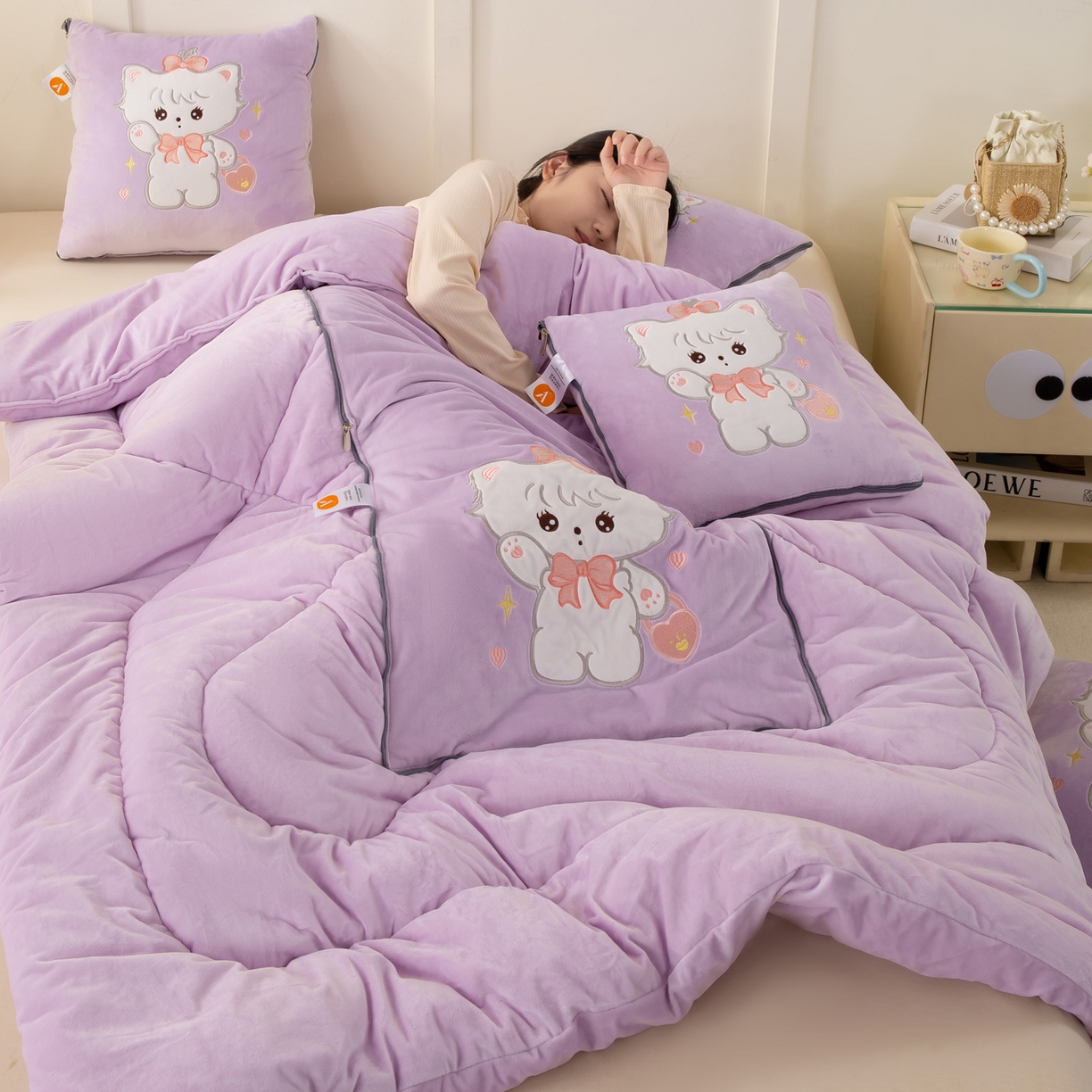 91家纺网 家纺一手货源 找家纺 多今家纺 2025新款加厚婴儿绒贴布刺绣抱枕被子-米多多系列 米多多-凤信紫