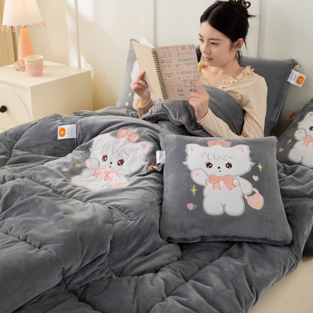 91家纺网 家纺一手货源 找家纺 多今家纺 2025新款加厚婴儿绒贴布刺绣抱枕被子-米多多系列 米多多-深灰