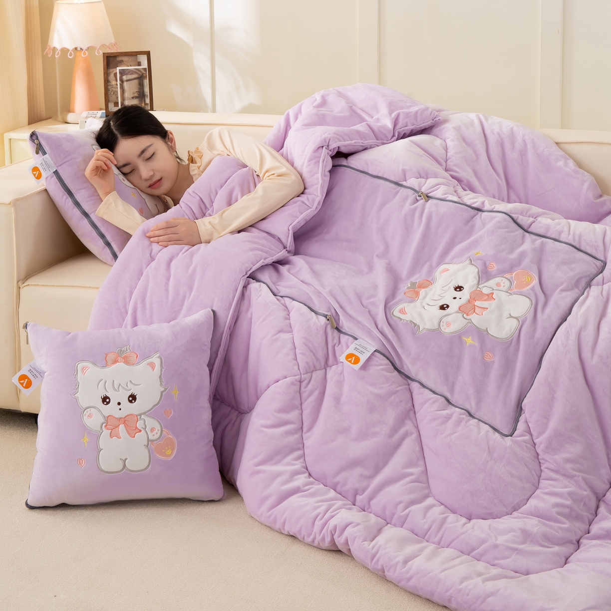 91家纺网 家纺一手货源 找家纺 多今家纺 2025新款加厚婴儿绒贴布刺绣抱枕被子-米多多系列 米多多-凤信紫