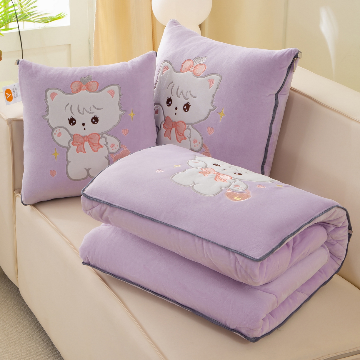 91家纺网 家纺一手货源 找家纺 （总）多今家纺 2025新款加厚婴儿绒贴布刺绣抱枕被子-米多多系列