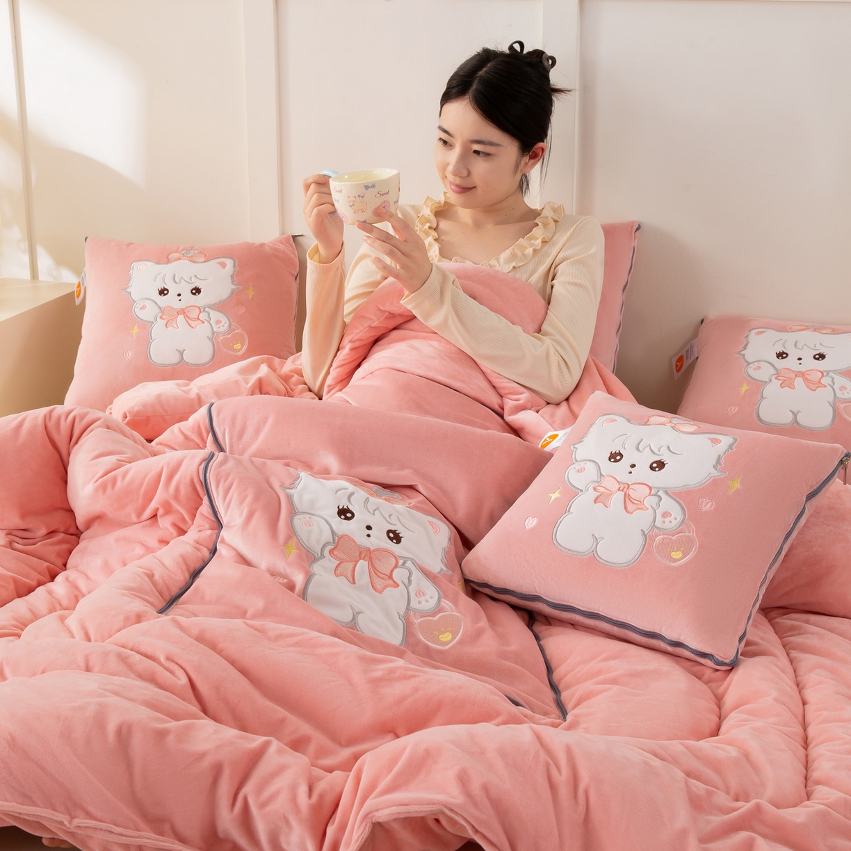 91家纺网 家纺一手货源 找家纺 多今家纺 2025新款加厚婴儿绒贴布刺绣抱枕被子-米多多系列 米多多-薄荷粉