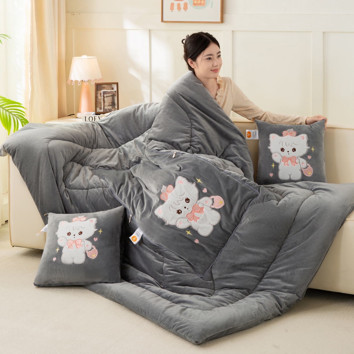 91家纺网 家纺一手货源 找家纺 多今家纺 2025新款加厚婴儿绒贴布刺绣抱枕被子-米多多系列 米多多-深灰