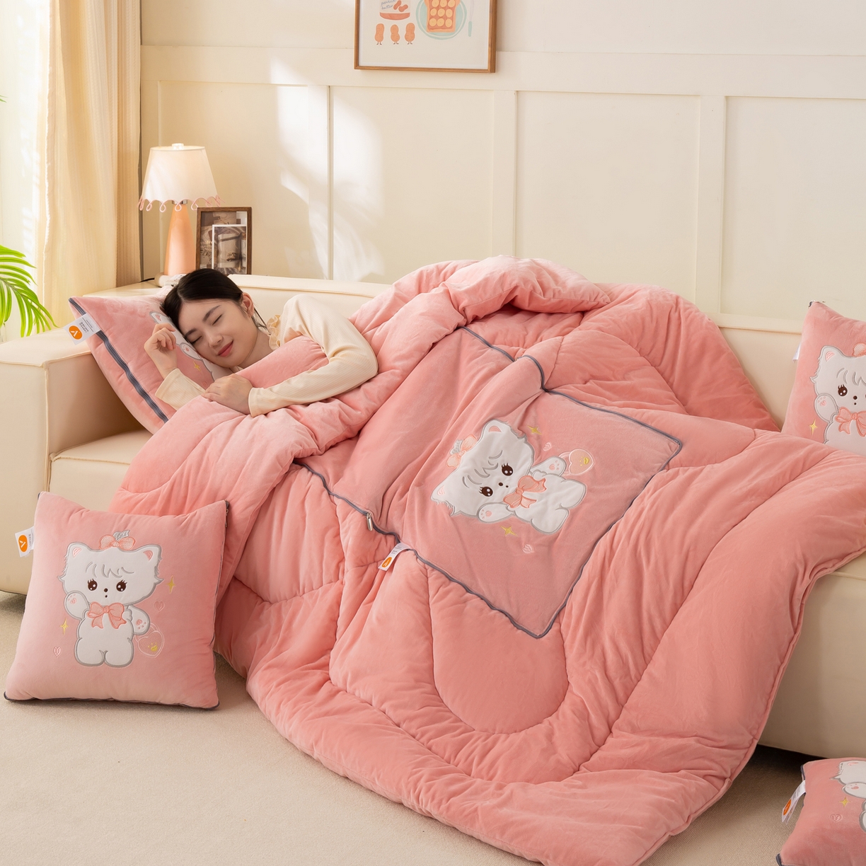 91家纺网 家纺一手货源 找家纺 多今家纺 2025新款加厚婴儿绒贴布刺绣抱枕被子-米多多系列 米多多-薄荷粉