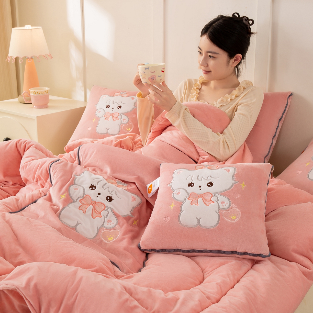 91家纺网 家纺一手货源 找家纺 多今家纺 2025新款加厚婴儿绒贴布刺绣抱枕被子-米多多系列 米多多-薄荷粉