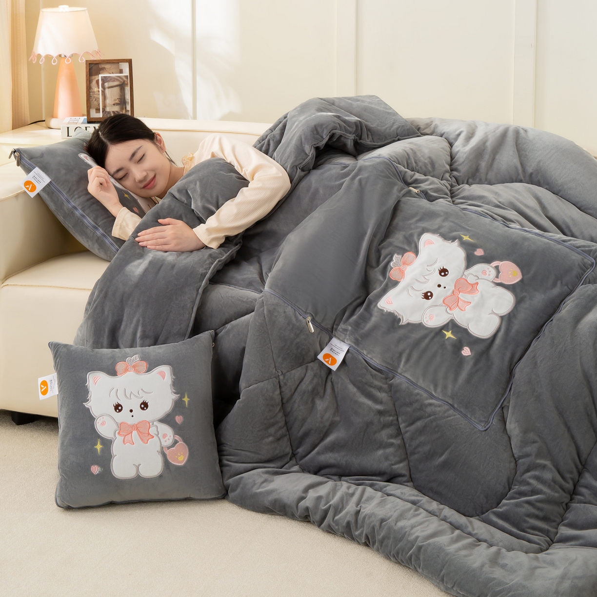 91家纺网 家纺一手货源 找家纺 多今家纺 2025新款加厚婴儿绒贴布刺绣抱枕被子-米多多系列 米多多-深灰