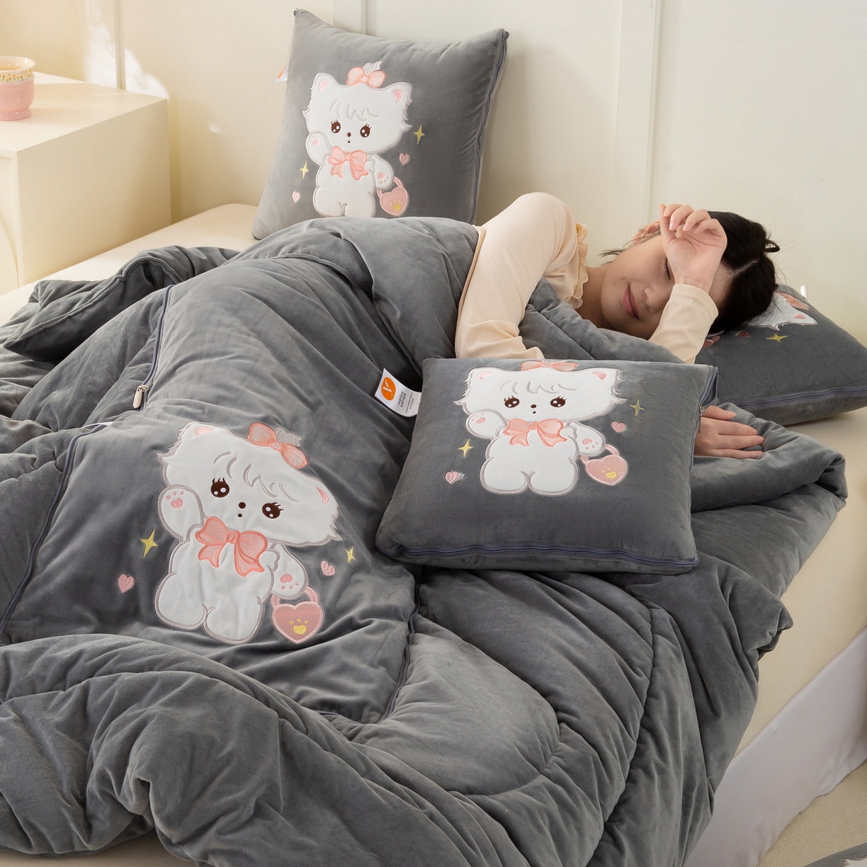 91家纺网 家纺一手货源 找家纺 多今家纺 2025新款加厚婴儿绒贴布刺绣抱枕被子-米多多系列 米多多-深灰