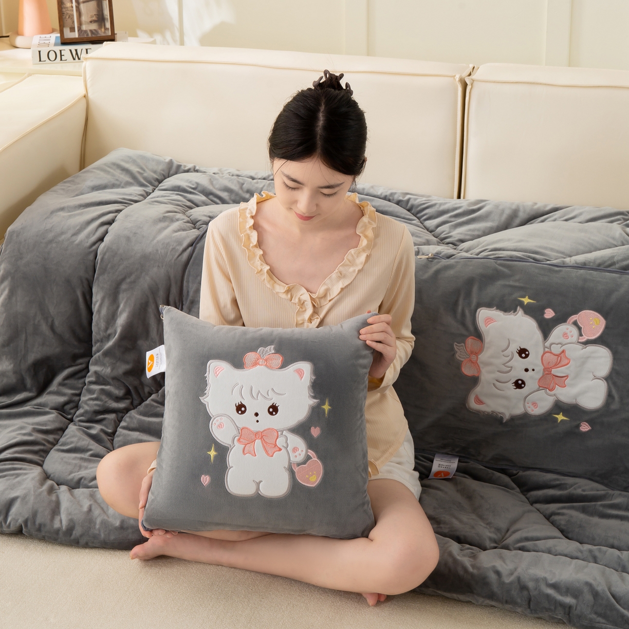 91家纺网 家纺一手货源 找家纺 多今家纺 2025新款加厚婴儿绒贴布刺绣抱枕被子-米多多系列 米多多-深灰