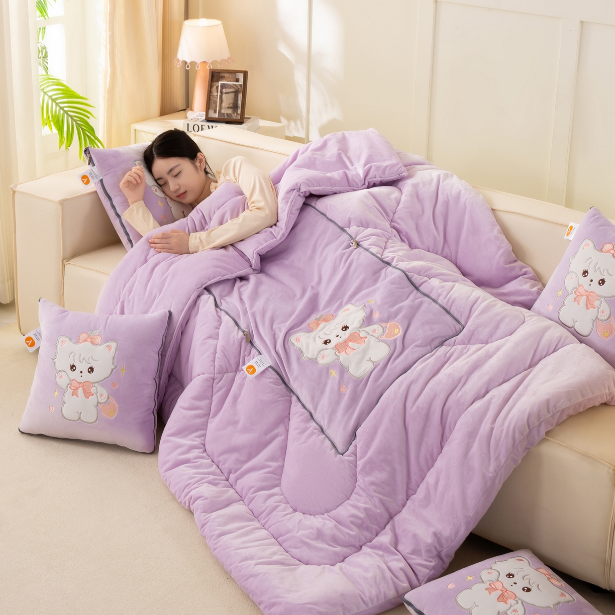 91家纺网 家纺一手货源 找家纺 多今家纺 2025新款加厚婴儿绒贴布刺绣抱枕被子-米多多系列 米多多-凤信紫