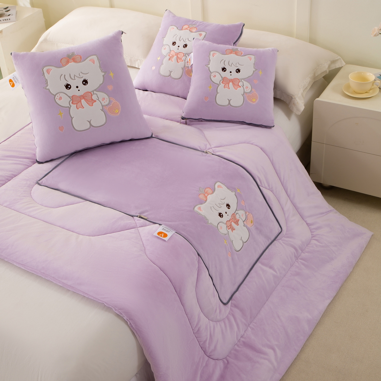 91家纺网 家纺一手货源 找家纺 多今家纺 2025新款加厚婴儿绒贴布刺绣抱枕被子-米多多系列 米多多-凤信紫