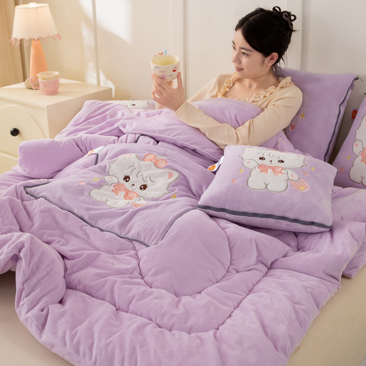 91家纺网 家纺一手货源 找家纺 多今家纺 2025新款加厚婴儿绒贴布刺绣抱枕被子-米多多系列 米多多-凤信紫