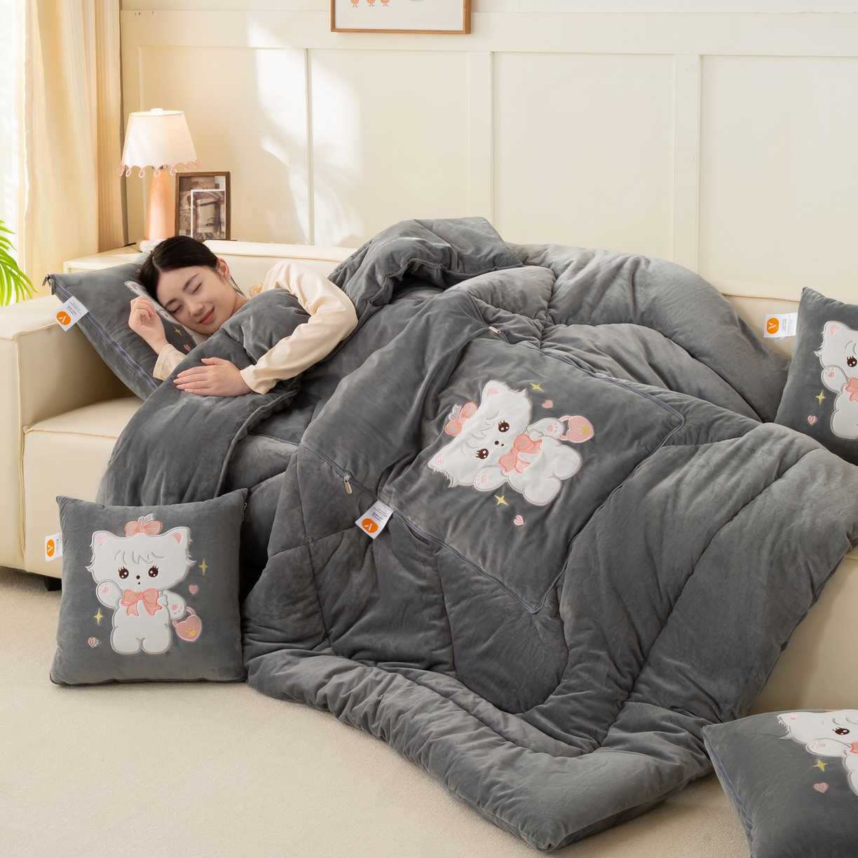 91家纺网 家纺一手货源 找家纺 多今家纺 2025新款加厚婴儿绒贴布刺绣抱枕被子-米多多系列 米多多-深灰