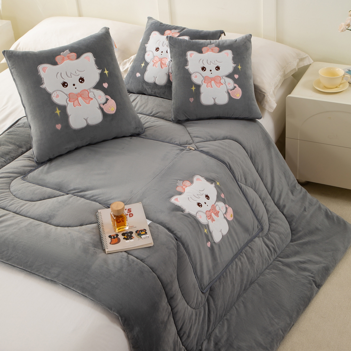 91家纺网 家纺一手货源 找家纺 多今家纺 2025新款加厚婴儿绒贴布刺绣抱枕被子-米多多系列 米多多-深灰