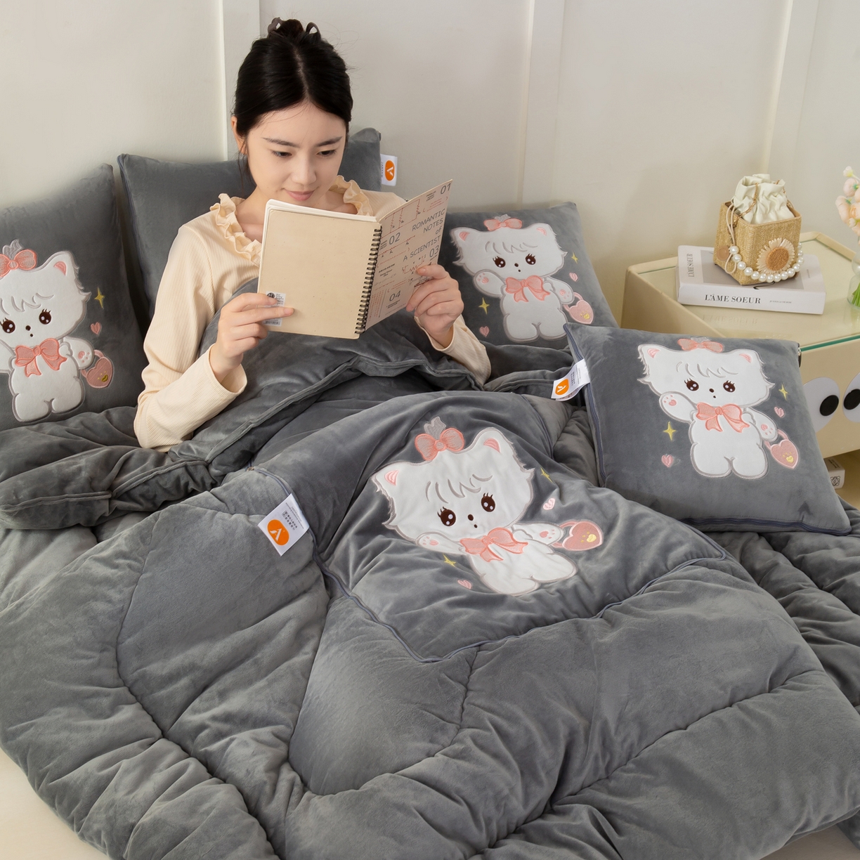91家纺网 家纺一手货源 找家纺 多今家纺 2025新款加厚婴儿绒贴布刺绣抱枕被子-米多多系列 米多多-深灰