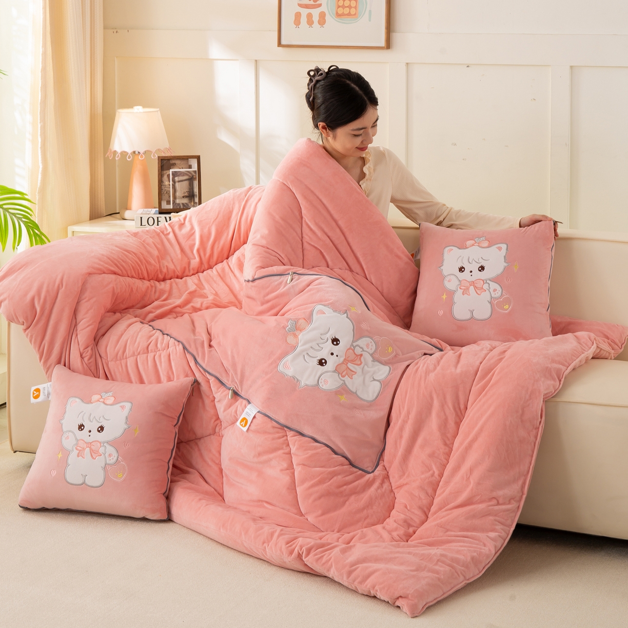 91家纺网 家纺一手货源 找家纺 多今家纺 2025新款加厚婴儿绒贴布刺绣抱枕被子-米多多系列 米多多-薄荷粉