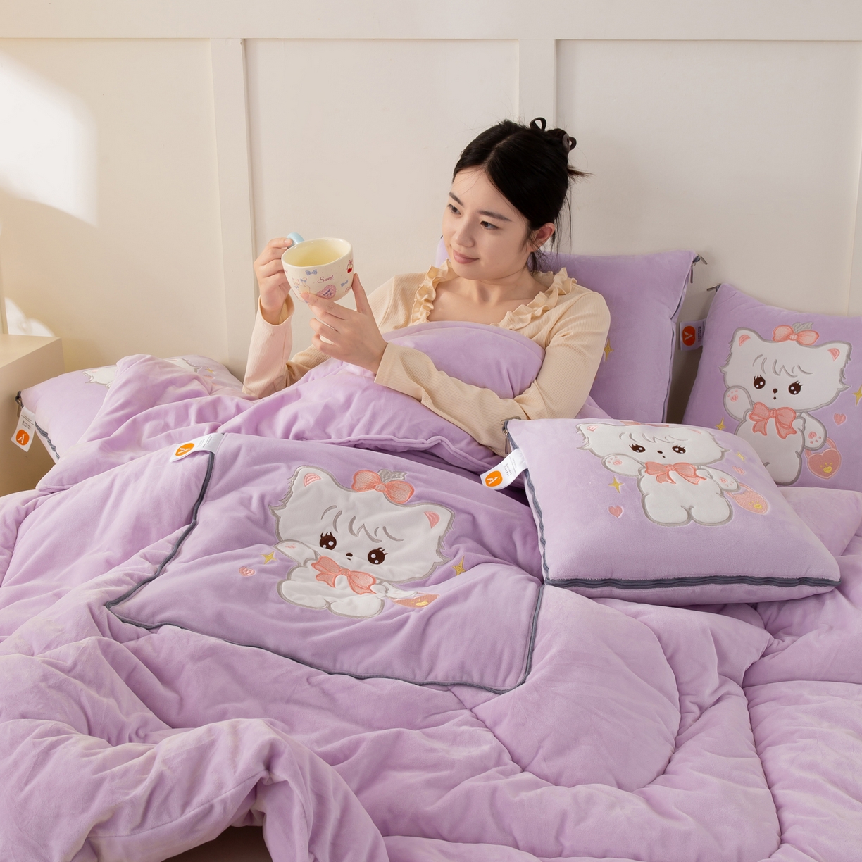 91家纺网 家纺一手货源 找家纺 多今家纺 2025新款加厚婴儿绒贴布刺绣抱枕被子-米多多系列 米多多-凤信紫