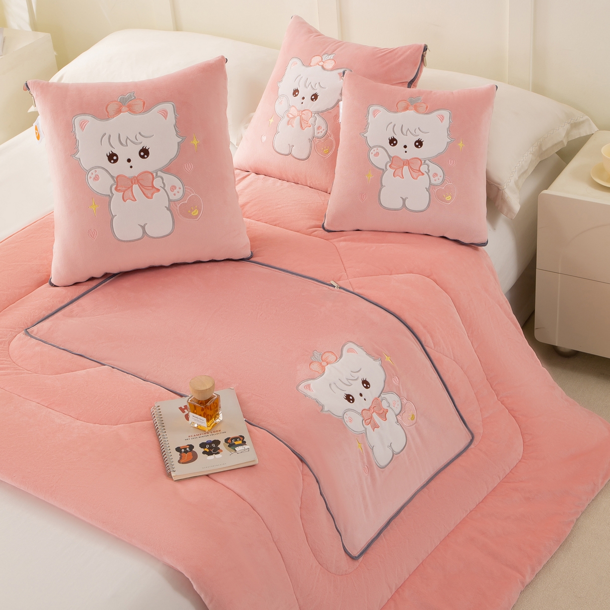 91家纺网 家纺一手货源 找家纺 （总）多今家纺 2025新款加厚婴儿绒贴布刺绣抱枕被子-米多多系列