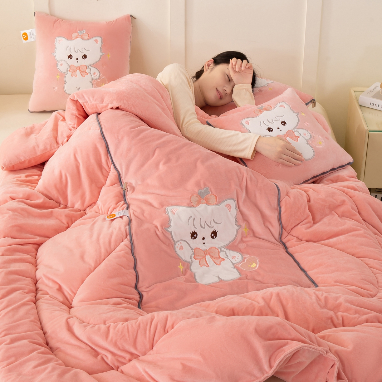 91家纺网 家纺一手货源 找家纺 （总）多今家纺 2025新款加厚婴儿绒贴布刺绣抱枕被子-米多多系列