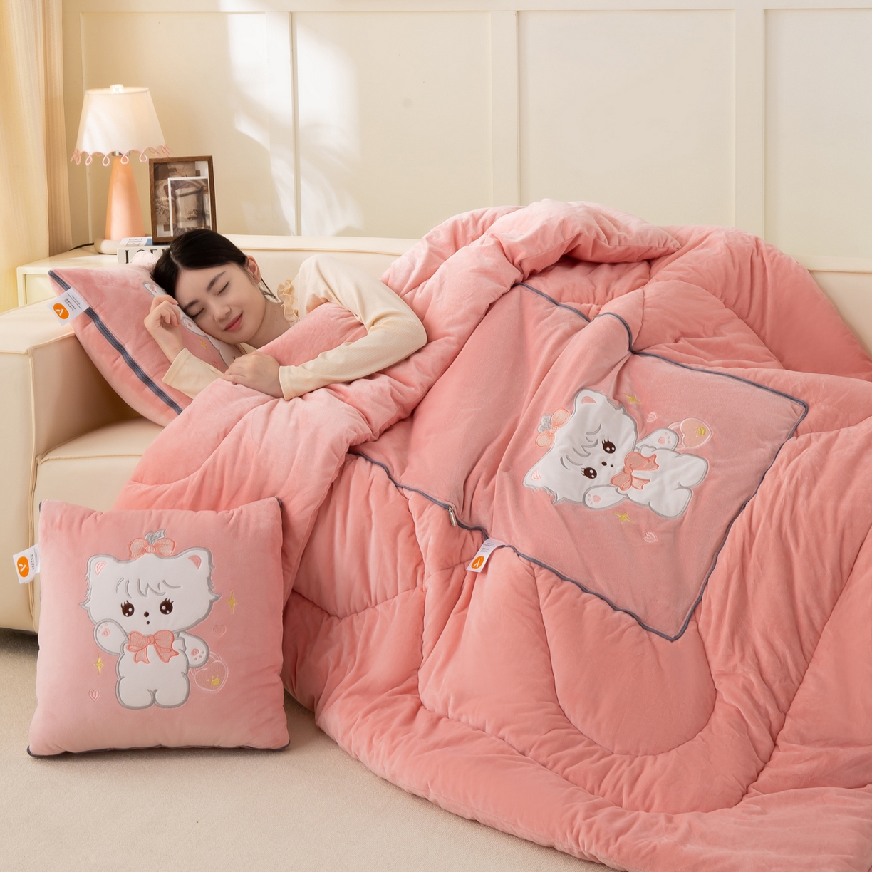 91家纺网 家纺一手货源 找家纺 （总）多今家纺 2025新款加厚婴儿绒贴布刺绣抱枕被子-米多多系列