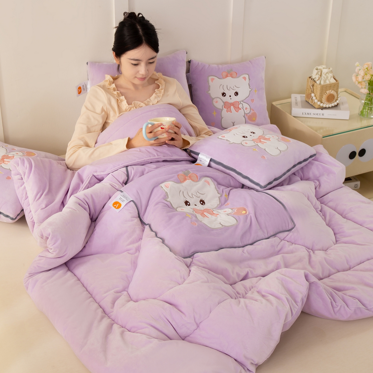 91家纺网 家纺一手货源 找家纺 多今家纺 2025新款加厚婴儿绒贴布刺绣抱枕被子-米多多系列 米多多-凤信紫