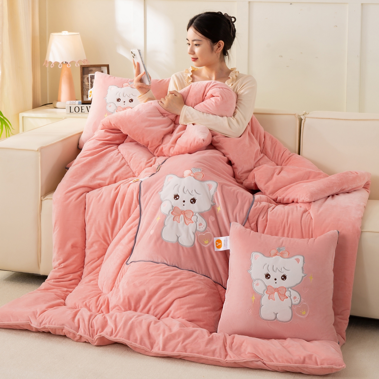 91家纺网 家纺一手货源 找家纺 （总）多今家纺 2025新款加厚婴儿绒贴布刺绣抱枕被子-米多多系列