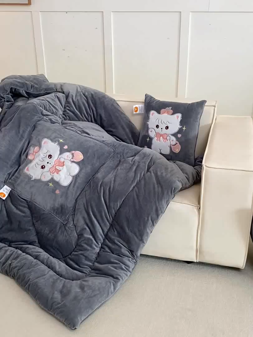 91家纺网 家纺一手货源 找家纺 多今家纺 2025新款加厚婴儿绒贴布刺绣抱枕被子-米多多系列 米多多-深灰
