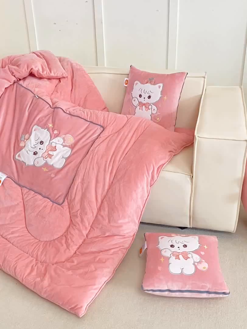 91家纺网 家纺一手货源 找家纺 多今家纺 2025新款加厚婴儿绒贴布刺绣抱枕被子-米多多系列 米多多-薄荷粉